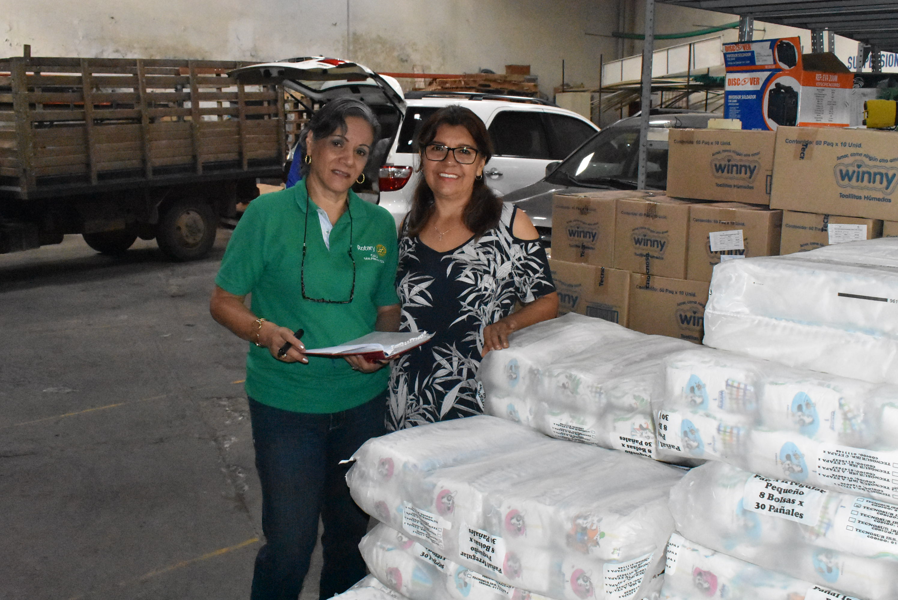 Gente en acción Rotarios donando pañales