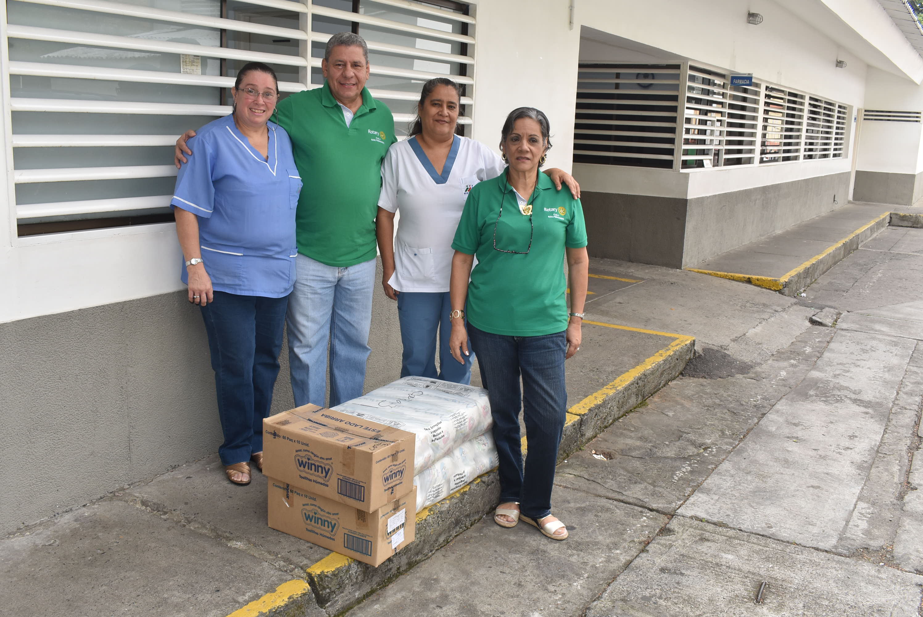 Gente en acción Rotarios donando pañales