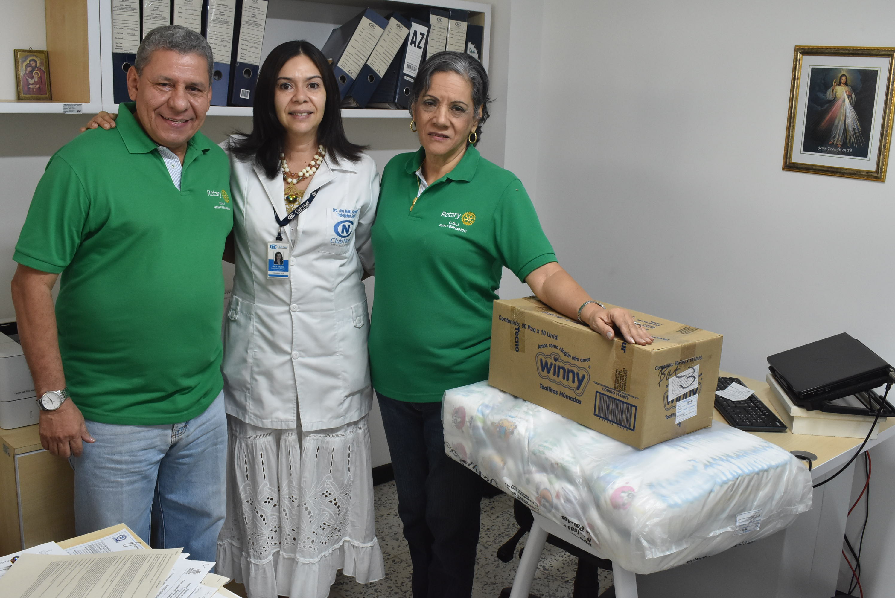 Gente en acción Rotarios donando pañales