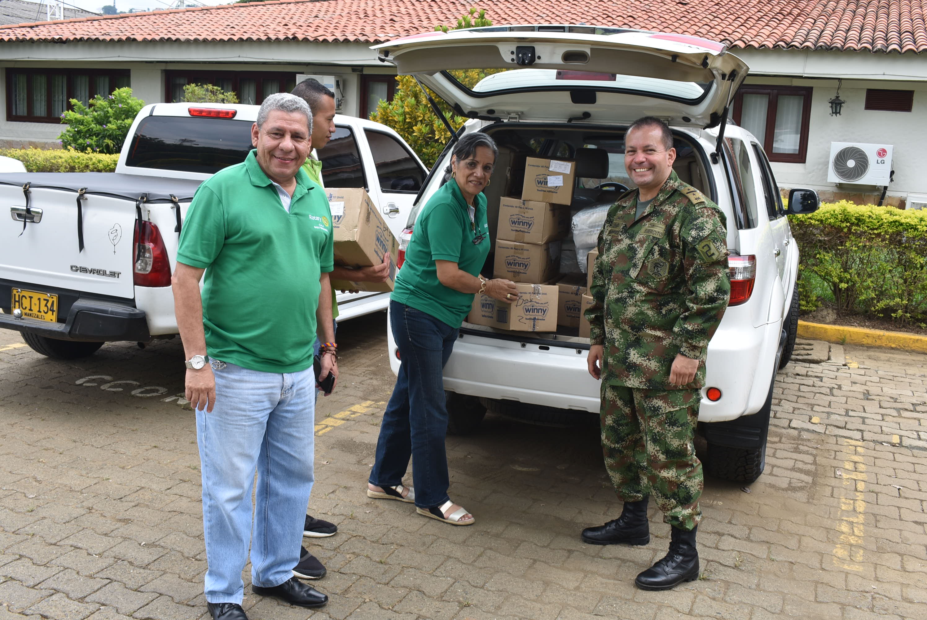 Gente en acción Rotarios donando pañales