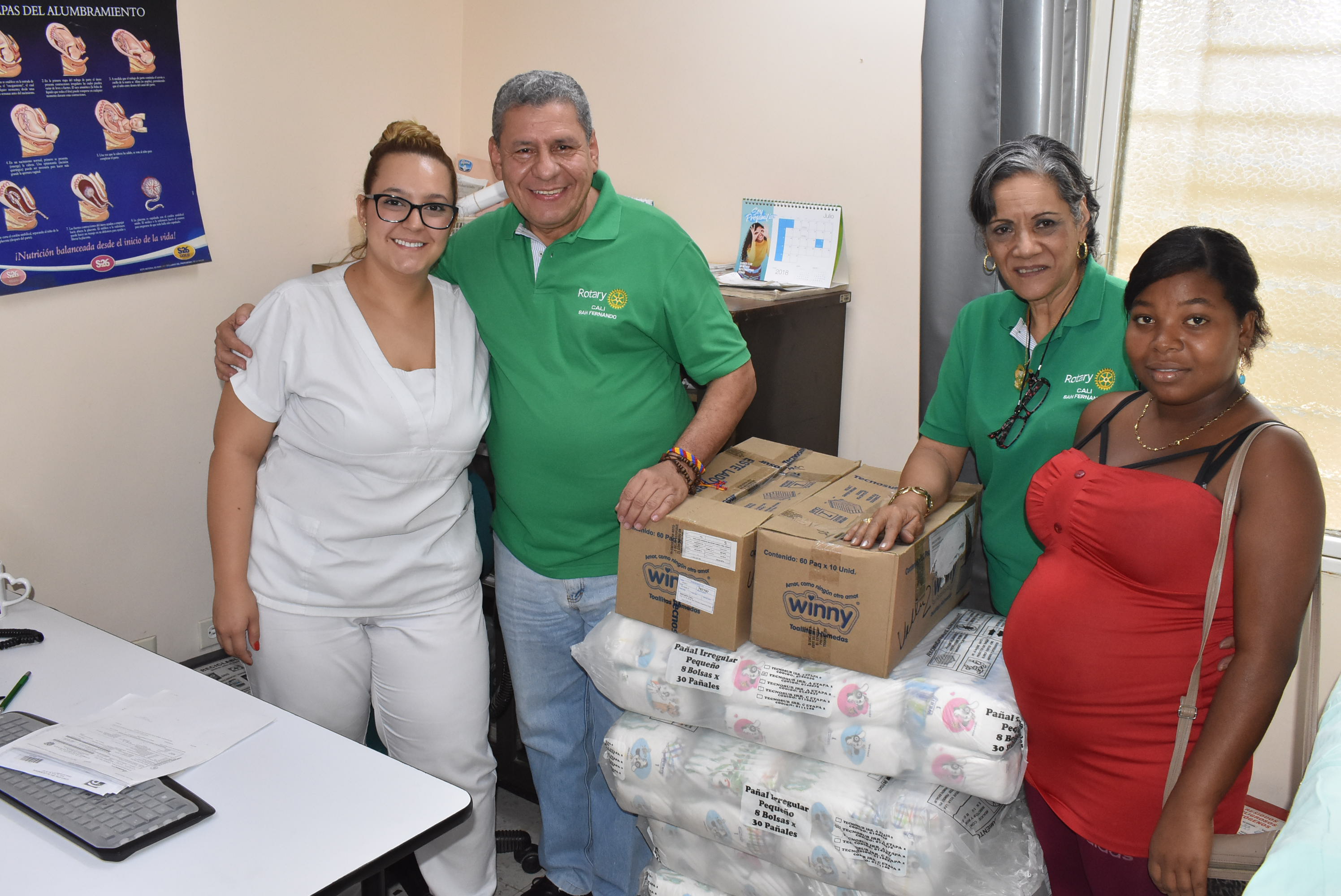 Gente en acción Rotarios donando pañales