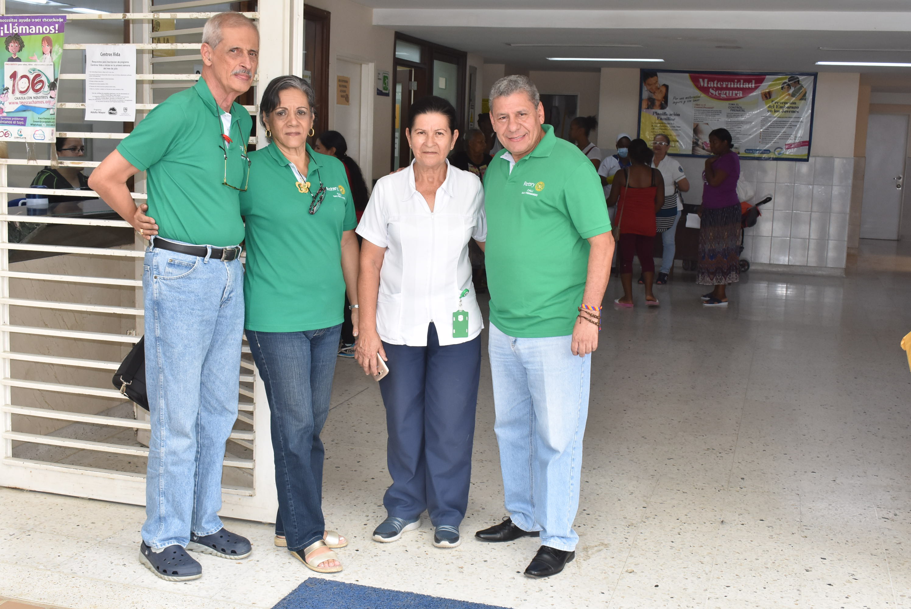 Gente en acción Rotarios donando pañales
