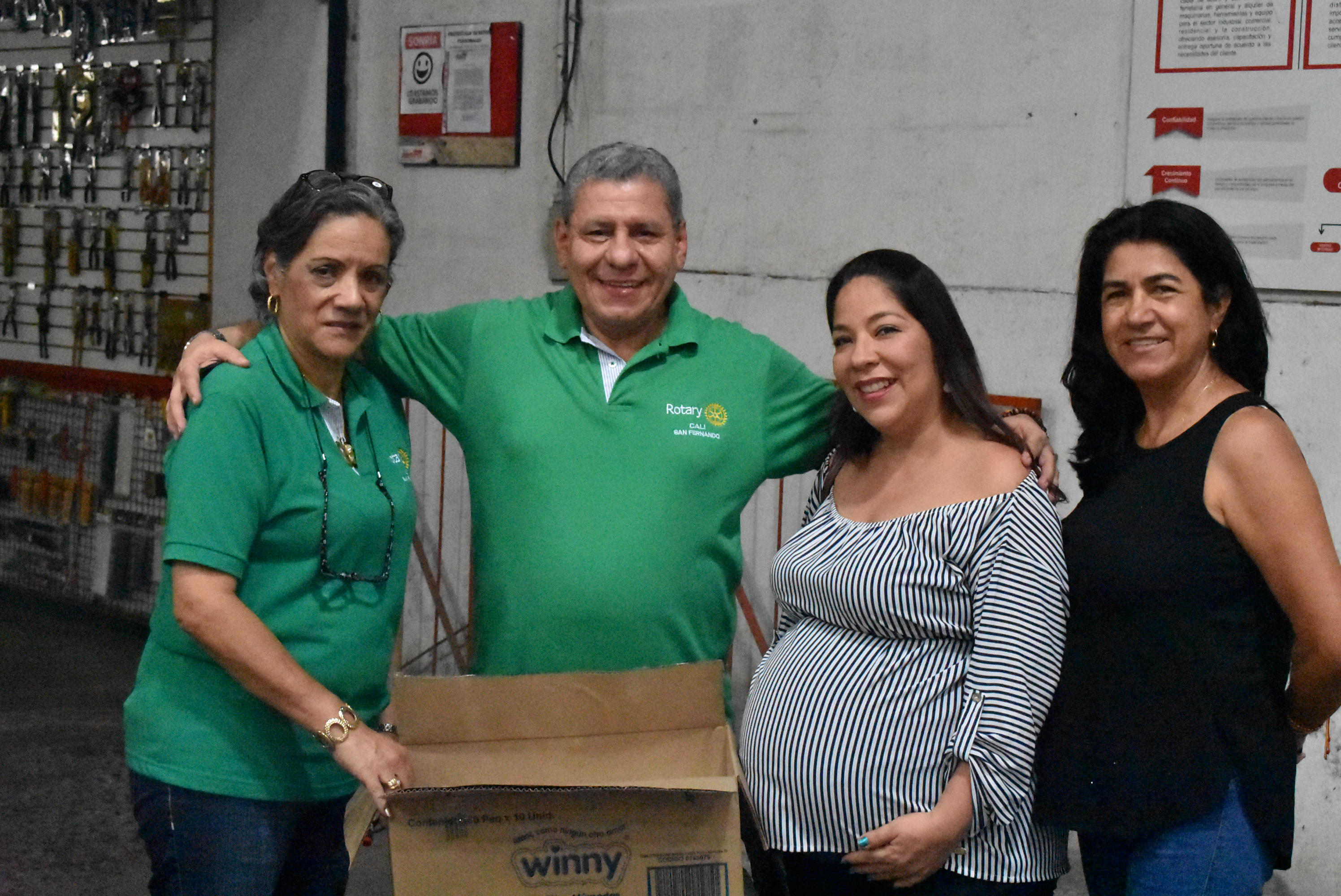 Gente en acción Rotarios donando pañales