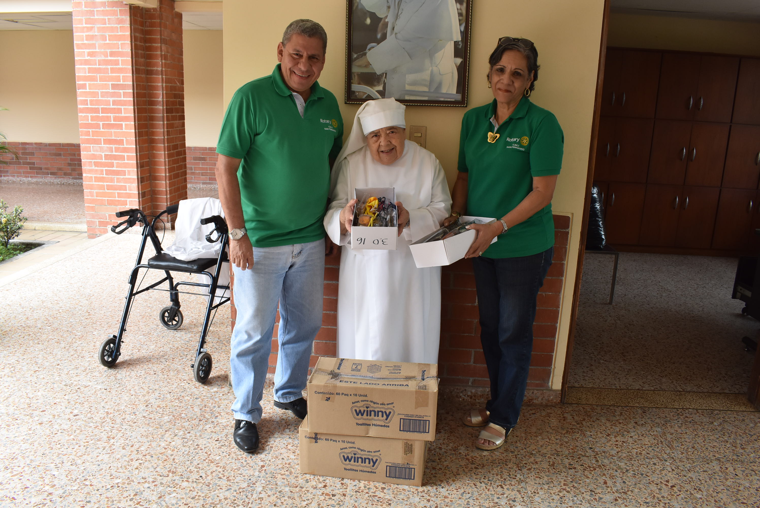 Gente en acción Rotarios donando pañales