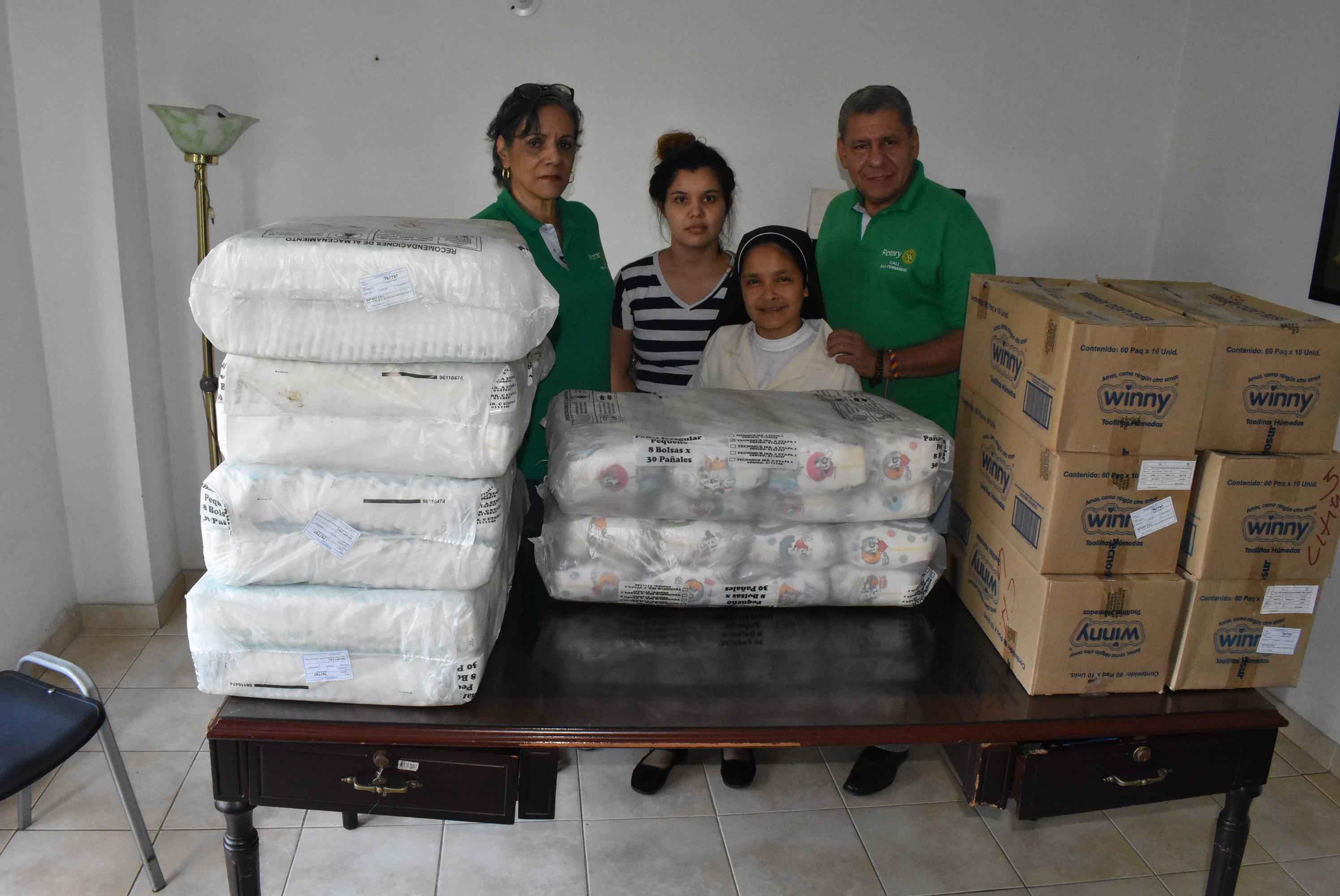 Gente en acción Rotarios donando pañales
