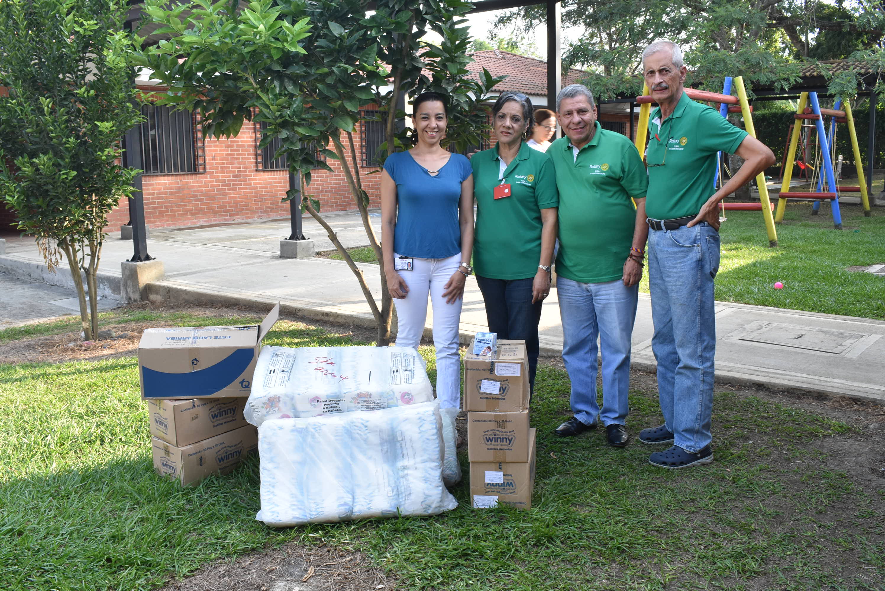 Donando pañales Rotarios donando pañales