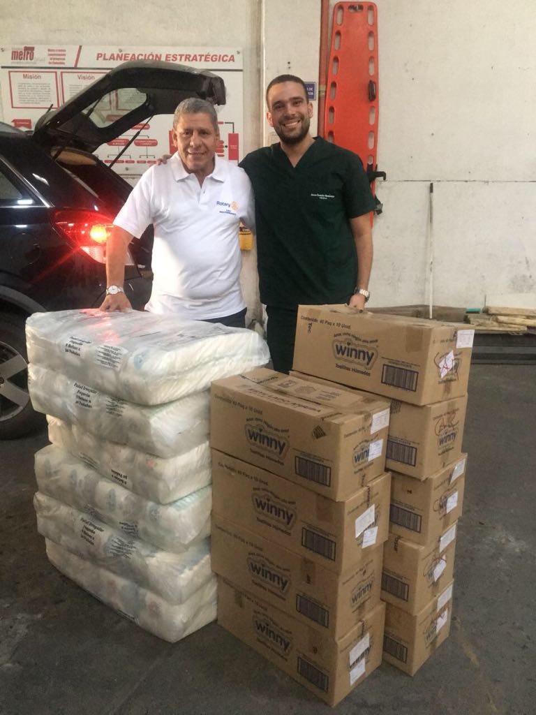 donación de pañales Rotarios donando pañales